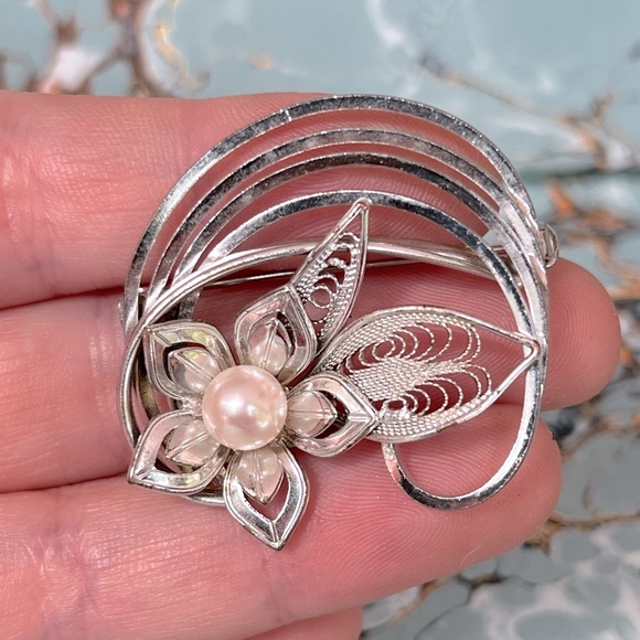 Vintage Jewelry - VTG Retro Cottagecore Faux Pearl Floral Silver Tone Metal Costume Jewelry Brooch